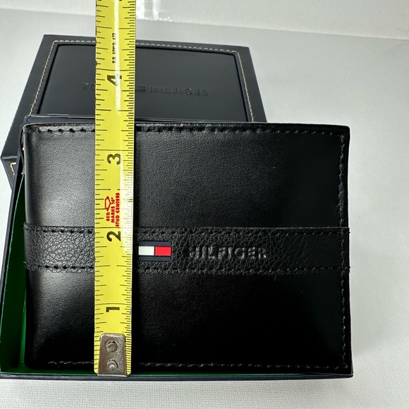 NEW TOMMY HILFIGER MENS RANGER BIFOLD LEATHER PASSCASE ID BILLFOLD WALLET Black - Picture 7 of 11